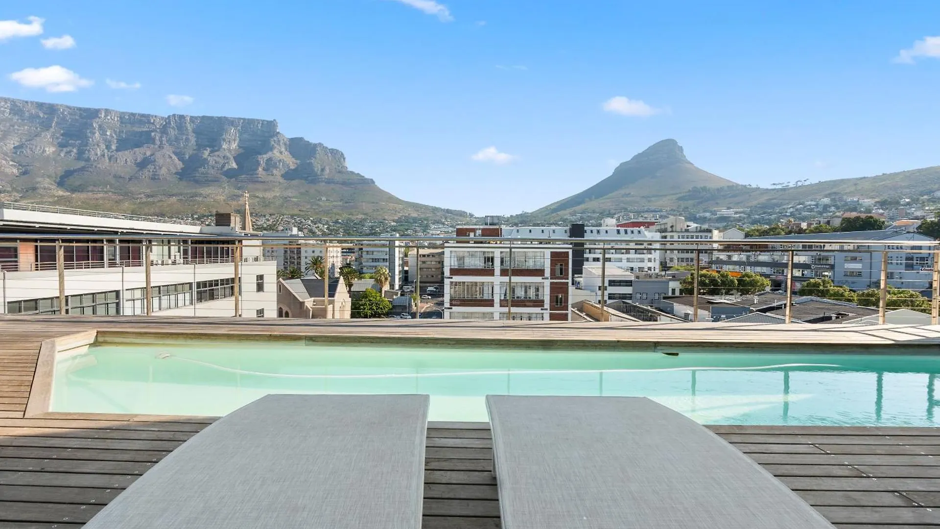 Central Luxury Penthouse, Private Pool & Backup Power Cape Town Apartment