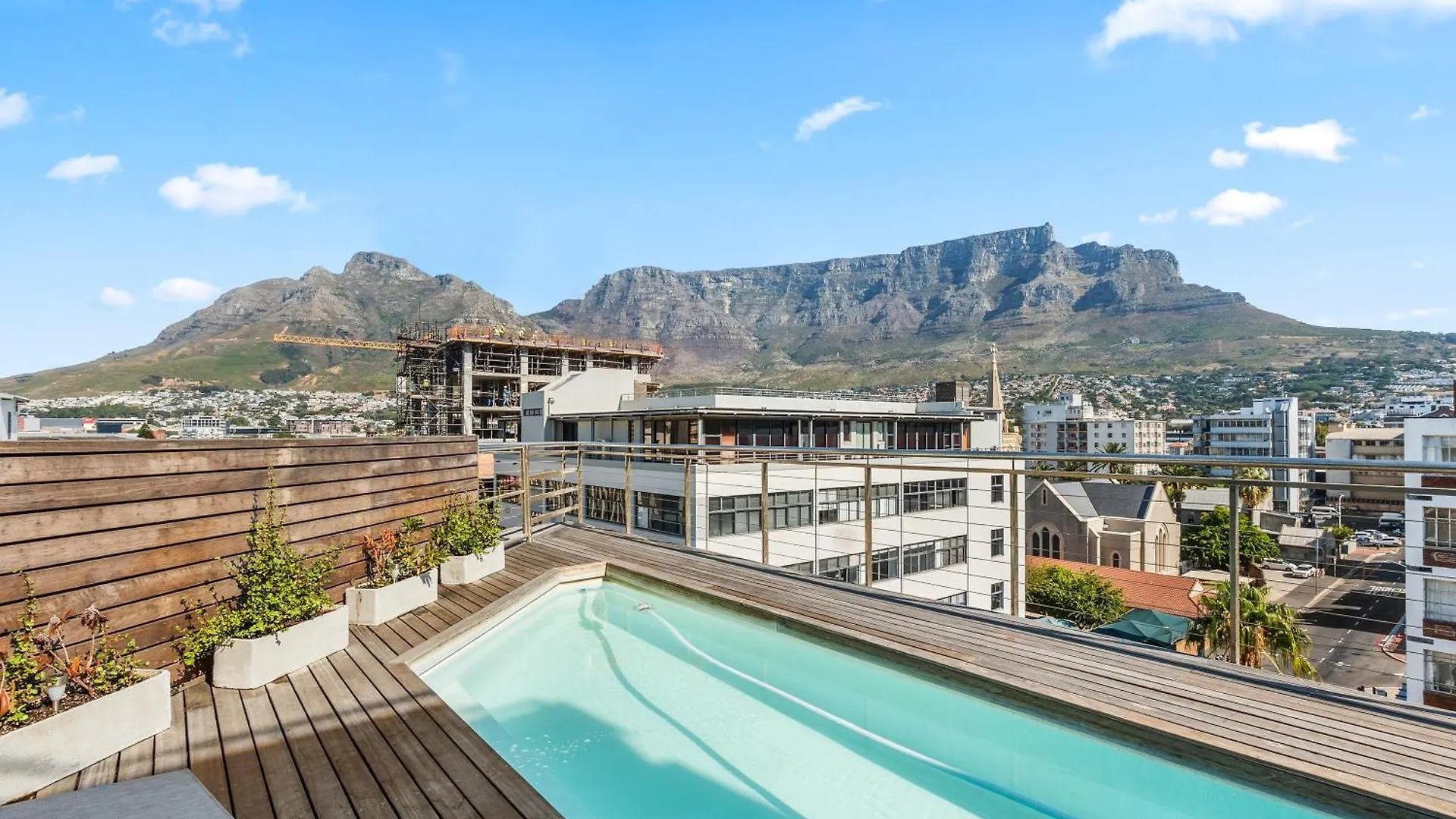Central Luxury Penthouse, Private Pool & Backup Power Cape Town
