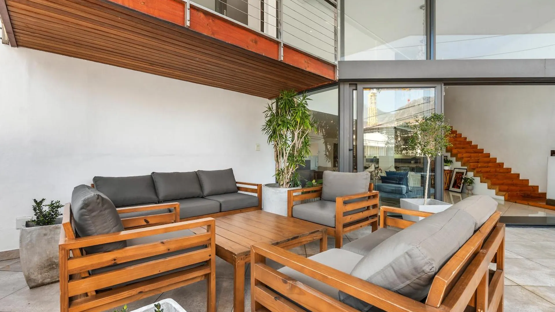 Central Luxury Penthouse, Private Pool & Backup Power Cape Town Apartment
