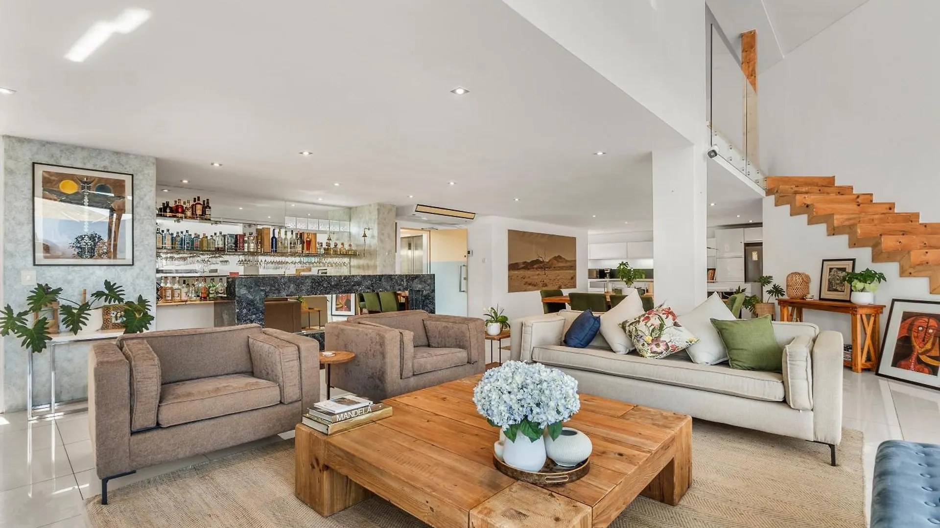Central Luxury Penthouse, Private Pool & Backup Power Cape Town