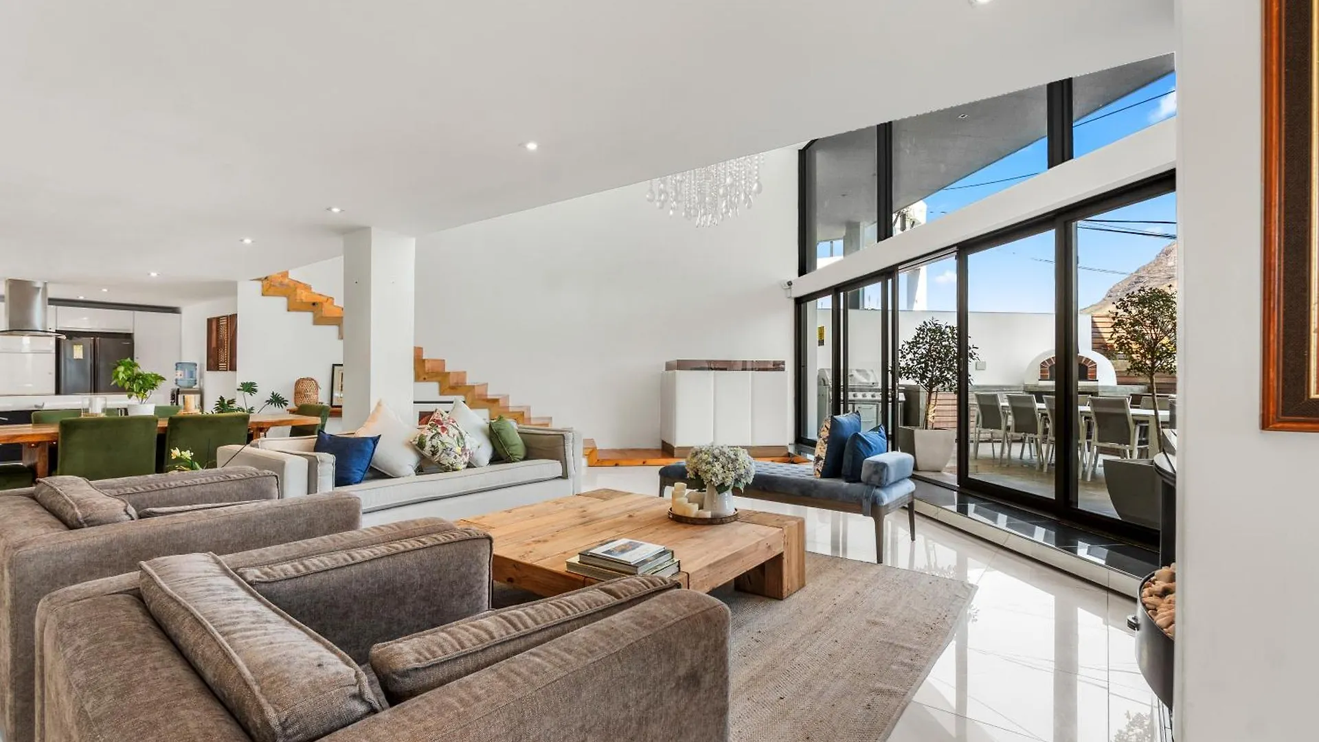 Central Luxury Penthouse, Private Pool & Backup Power Cape Town Apartment