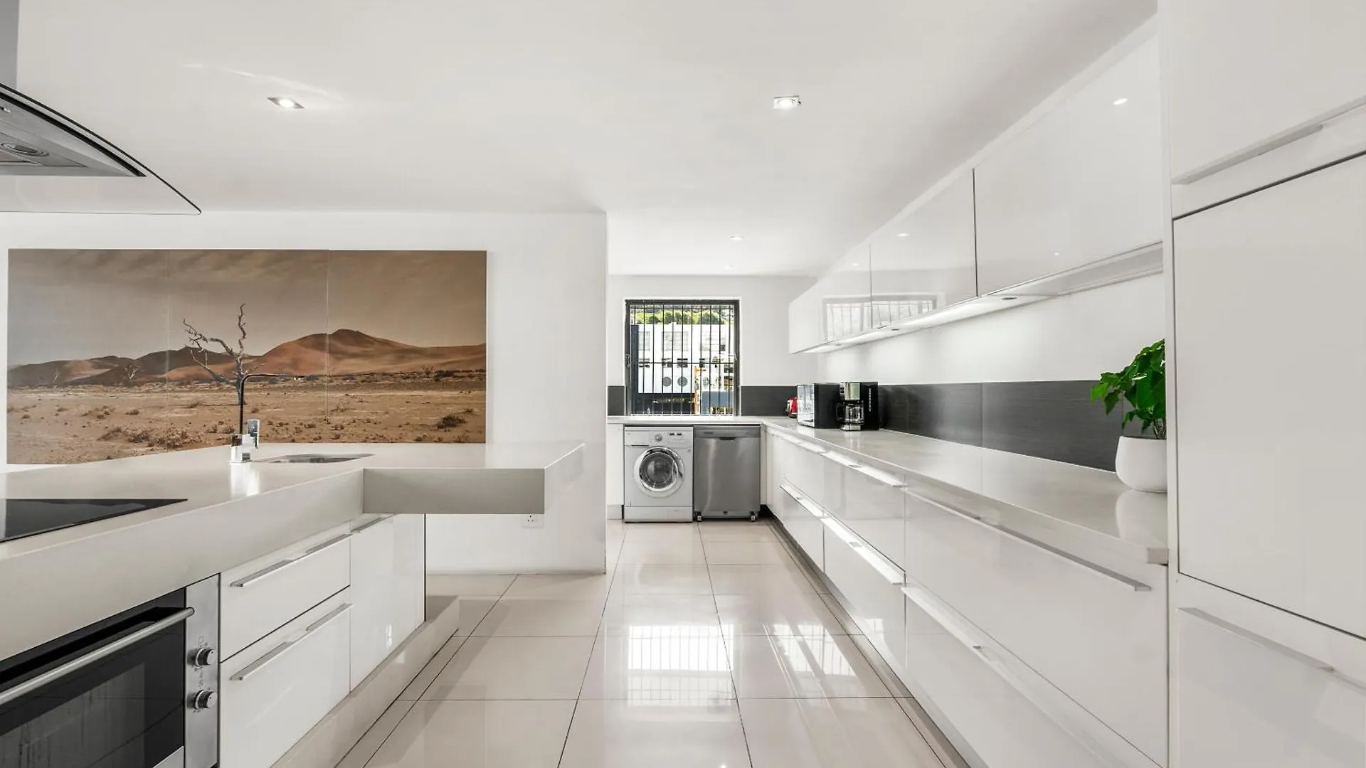 Central Luxury Penthouse, Private Pool & Backup Power Cape Town
