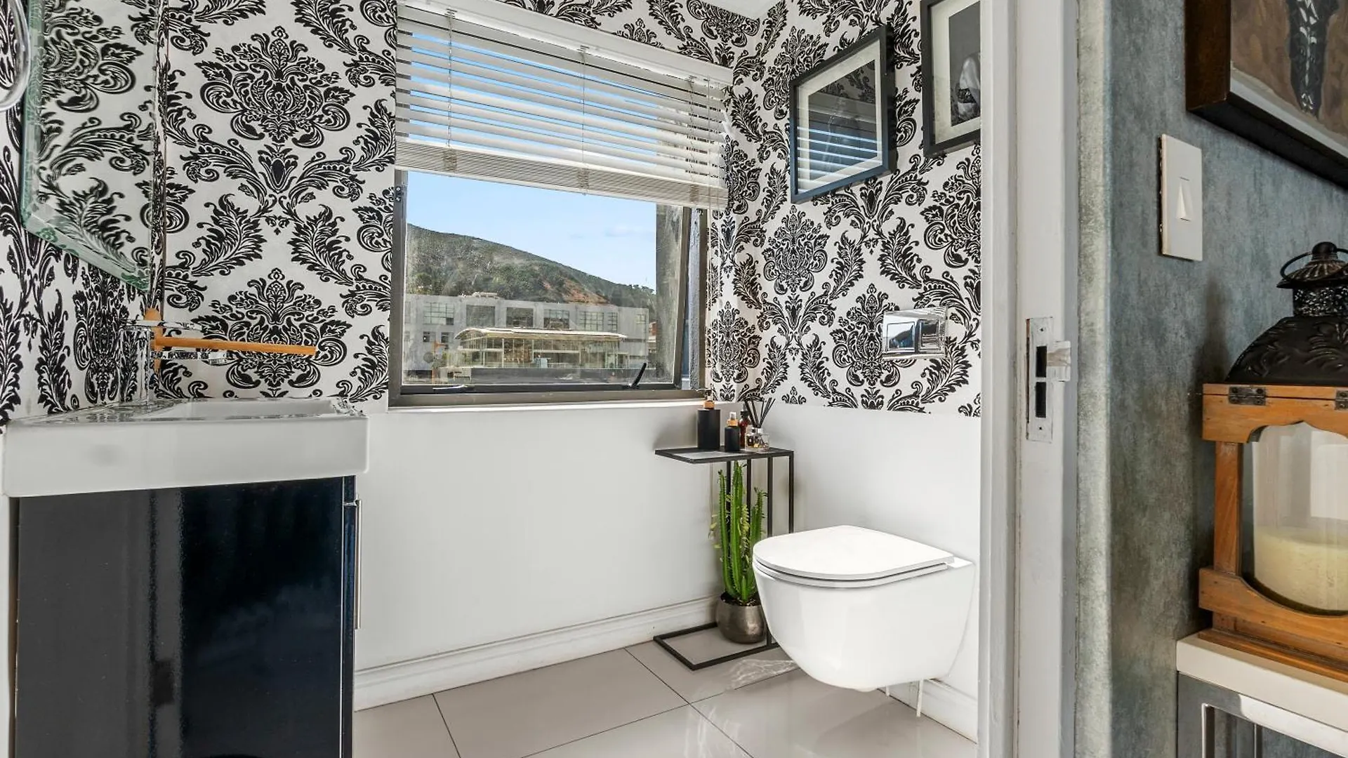 Central Luxury Penthouse, Private Pool & Backup Power Cape Town