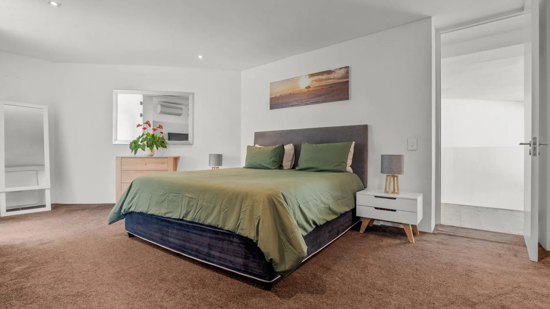 Central Luxury Penthouse, Private Pool & Backup Power Cape Town